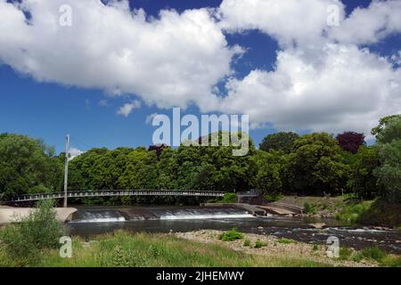 Blackweir Suspension Bridge und River Taff, Pontcanna Fields, Cardiff, Wales. Stockfoto