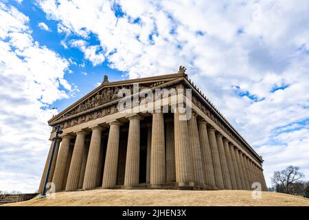 Eine Aufnahme des Parthenon in Nashville, Tennessee, unter einem hellen, bewölkten Himmel an einem sonnigen Tag Stockfoto