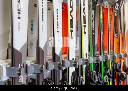 Bansko, Bulgarien - 21. Dezember 2021: Skiausrüstung zum Verkauf und zur Miete im Skizentrum Stockfoto