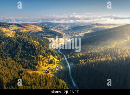 Luftaufnahme der schönen Straße in den Bergen bei Sonnenaufgang im Herbst Stockfoto