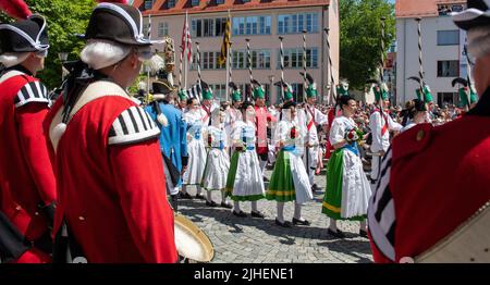 Ulm, Deutschland. 18.. Juli 2022. Gildenmitglieder der Donaufischer tanzen in historischen Kostümen im Weinhof. Die Fischerstachen finden alle vier Jahre statt. Zu diesem Zweck wird beim Ulmer Stadturlaub Schwörmontag nach der Vereidigung des Bürgermeisters der Fischertanz aufgeführt. Quelle: Stefan Puchner/dpa/Alamy Live News Stockfoto