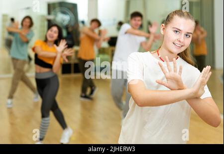 Teen Mädchen Durchführung modernen Tanz mit ihren Freunden im Studio Stockfoto