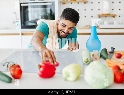 Küche Reinigung Haus sauber Haus Hausarbeit Innenreiniger Hygiene Mann Haushaltung Hausarbeit schwarzer Mann Stockfoto