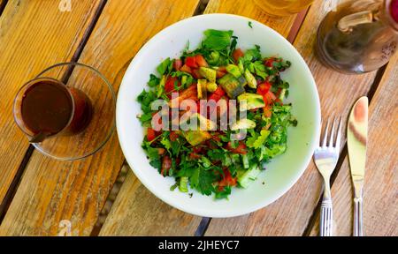 Türkischer Coban-Salat oder Shepherds-Salat in einer Schüssel Stockfoto