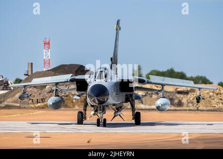 Die deutsche Luftwaffe Panavia Tornado IDS kommt in RAF Fairford an, um an der statischen Ausstellung beim Royal International Air Tattoo 2022 teilzunehmen Stockfoto