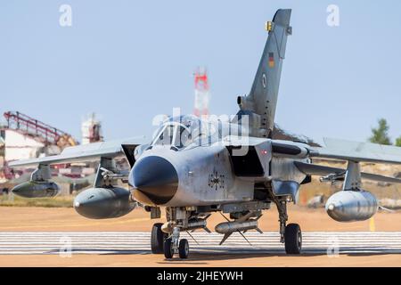 Die deutsche Luftwaffe Panavia Tornado IDS kommt in RAF Fairford an, um an der statischen Ausstellung beim Royal International Air Tattoo 2022 teilzunehmen Stockfoto