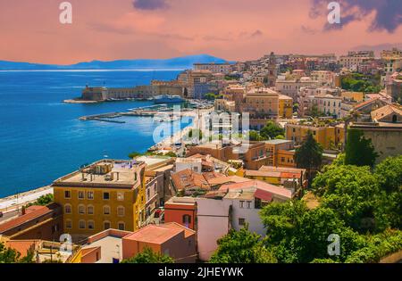 Luftaufnahme der Gaeta Altstadt, einer kleinen Stadt entlang der mittelmeerküste in Latium während des Sommeruntergangs Italien Stockfoto