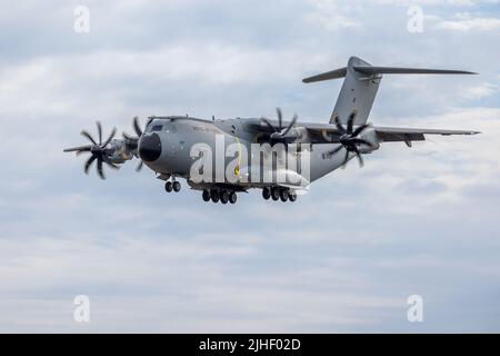 Royal Air Force Airbus A400 ‘ZM419’ Ankunft in RAF Fairford, um an der Royal International Air Tattoo 2022 teilzunehmen Stockfoto
