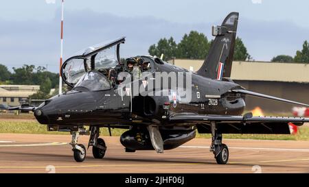 Royal Air Force - BAE Systems Hawk T2 ‘ZK028’ rollt am 13.. Juli 2022 auf der Startbahn von RAF Fairford Stockfoto