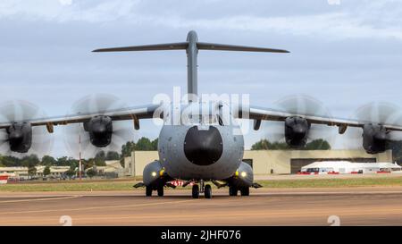 Royal Air Force Airbus A400 ‘ZM419’ Rollen bei RAF Fairford, um an der statischen Ausstellung auf der Royal International Air Tattoo 2022 teilzunehmen Stockfoto