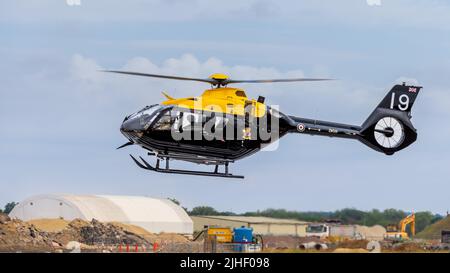 Airbus Helicopters H135 - HT1. Juni von der RAF No. 1 Flying Training School bei Ankunft in RAF Fairford für RIAT 2022 Stockfoto