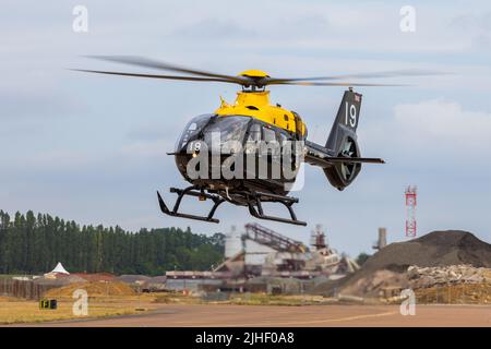 Airbus Helicopters H135 - HT1. Juni von der RAF No. 1 Flying Training School bei Ankunft in RAF Fairford für RIAT 2022 Stockfoto