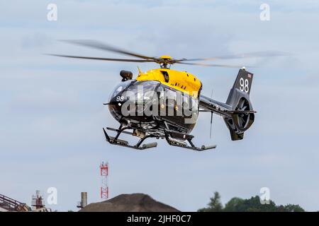 Airbus Helicopters H145M - Jupiter HT1 ‘ZM498’ von der RAF No. 1 Flying Training School bei Ankunft in RAF Fairford für RIAT 2022 Stockfoto