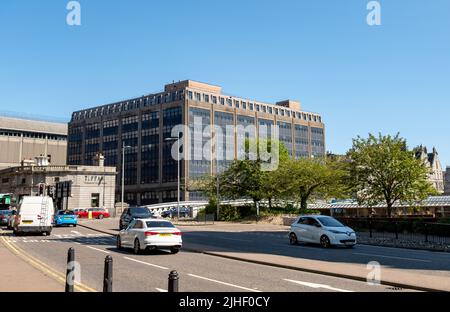 Aberdeen, Schottland, Großbritannien – Juni 26 2022. Blick auf eine belebte Straße in Aberdeen Stockfoto
