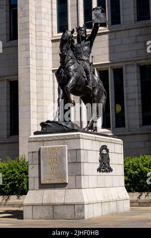 Aberdeen, Schottland, Großbritannien – Juni 26 2022. Statue von Robert dem Bruce, König der Schotten, vor dem Marischal College in der Stadt Aberdeen Stockfoto