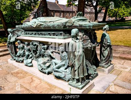 Aberdeen, Schottland, Großbritannien – Juni 26 2022. Das Denkmal von Bischof Elphinstone vor dem King’s College in Aberdeen Stockfoto
