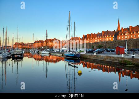 Bild der Stadt St. Malo wallin mit der Marina im Vordergrund bei Sonnenaufgang Stockfoto