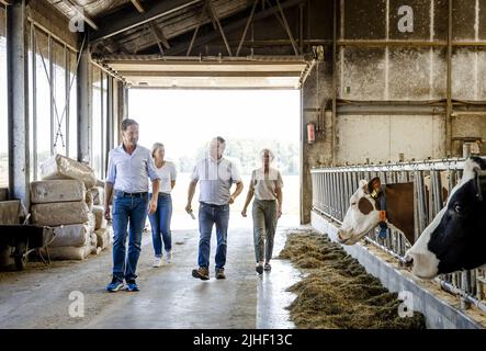 Kelpen-Oler, Niederlande. 18.. Juli 2022. 2022-07-18 10:46:12 KEPLEN-OLER - Premierminister Mark Rutte wird eine Tour von einem Kuhstall während eines Besuchs auf einer Farm in der Peel gegeben, um über die Stickstoff-Pläne zu sprechen. ANP SEM VAN DER WAL netherlands Out - belgium Out Credit: ANP/Alamy Live News Stockfoto