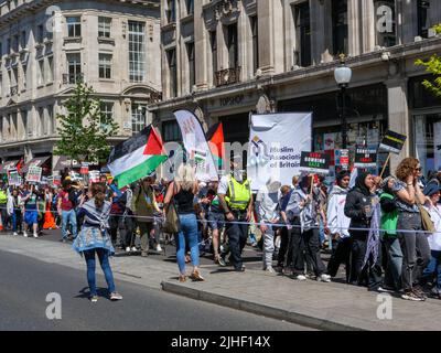 London, UK-14,5.22: Demonstration in der Regent Street in London zur Solidarität und Unterstützung der Unabhängigkeit Palästinas, die seit 1967 von Israel besetzt ist Stockfoto