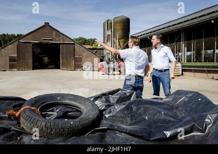Kelpen-Oler, Niederlande. 18.. Juli 2022. 2022-07-18 10:44:12 KEPLEN-OLER - Premierminister Mark Rutte wird eine Tour während eines Besuchs auf einer Farm in der Peel gegeben, um über die Stickstoff-Pläne zu sprechen. ANP SEM VAN DER WAL netherlands Out - belgium Out Credit: ANP/Alamy Live News Stockfoto