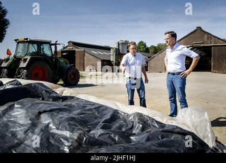 Kelpen-Oler, Niederlande. 18.. Juli 2022. 2022-07-18 10:43:43 KEPLEN-OLER - Premierminister Mark Rutte wird eine Tour während eines Besuchs auf einer Farm in der Peel gegeben, um über die Stickstoff-Pläne zu sprechen. ANP SEM VAN DER WAL netherlands Out - belgium Out Credit: ANP/Alamy Live News Stockfoto