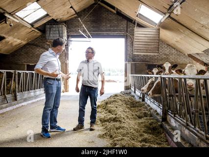 Kelpen-Oler, Niederlande. 18.. Juli 2022. 2022-07-18 10:37:48 KEPLEN-OLER - Premierminister Mark Rutte wird eine Tour von einem Kuhstall während eines Besuchs auf einer Farm in der Peel gegeben, um über die Stickstoff-Pläne zu sprechen. ANP SEM VAN DER WAL netherlands Out - belgium Out Credit: ANP/Alamy Live News Stockfoto