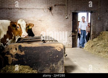 Kelpen-Oler, Niederlande. 18.. Juli 2022. 2022-07-18 10:27:22 KEPLEN-OLER - Premierminister Mark Rutte wird eine Tour von einem Kuhstall während eines Besuchs auf einer Farm in der Peel gegeben, um über die Stickstoff-Pläne zu sprechen. ANP SEM VAN DER WAL netherlands Out - belgium Out Credit: ANP/Alamy Live News Stockfoto