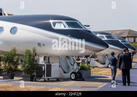 Farnborough, Hampshire, Großbritannien. 18. Juli 2022. Die Fachmesse für Luft- und Raumfahrttechnologie kehrt nach der Pause aufgrund der kovidischen Pandemie zurück, bei der die weltweit führenden Luft- und Raumfahrtunternehmen ihre Produkte in der Luft und am Boden ausstellen. Reihe von Gulfstream-Exekutivjets. Stockfoto