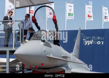 Farnborough, Hampshire, Großbritannien. 18. Juli 2022. Die Fachmesse für Luft- und Raumfahrttechnologie kehrt nach der Pause aufgrund der kovidischen Pandemie zurück, bei der die weltweit führenden Luft- und Raumfahrtunternehmen ihre Produkte in der Luft und am Boden ausstellen. Eurofighter Typhoon bei Geschäftsleuten zu sehen Stockfoto