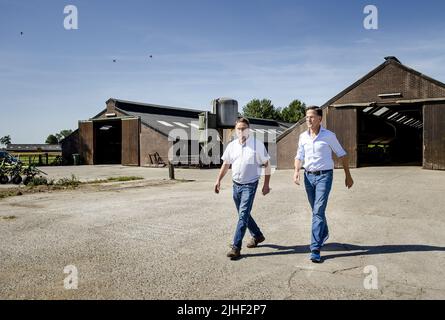 Kelpen-Oler, Niederlande. 18.. Juli 2022. 2022-07-18 10:43:35 KEPLEN-OLER - Premierminister Mark Rutte wird eine Tour während eines Besuchs auf einer Farm in der Peel gegeben, um über die Stickstoff-Pläne zu sprechen. ANP SEM VAN DER WAL netherlands Out - belgium Out Credit: ANP/Alamy Live News Stockfoto