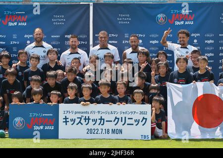 Tokio, Japan. 18.. Juli 2022. (L-R)der Pariser Saint-Germain-Verteidiger Sergio Ramos, der Stürmer Lionel Messi, Neymar, Kylian Mbappe und der Verteidiger Marquinhos posieren mit Kindern während der Kinderfußballklinik in Tokio, Japan, am Montag, den 18. Juli 2022. Foto von Keizo Mori/UPI Credit: UPI/Alamy Live News Stockfoto