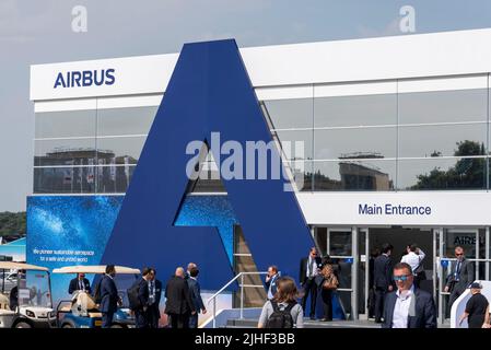 Farnborough, Hampshire, Großbritannien. 18. Juli 2022. Die Fachmesse für Luft- und Raumfahrttechnologie kehrt nach der Pause aufgrund der kovidischen Pandemie zurück, bei der die weltweit führenden Luft- und Raumfahrtunternehmen ihre Produkte in der Luft und am Boden ausstellen. Die Hallen sind voll mit Geschäftsleuten, die Kontakte knüpfen. Airbus-Chalet ist voll mit Besuchern. Stockfoto