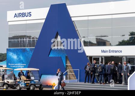 Farnborough, Hampshire, Großbritannien. 18. Juli 2022. Die Fachmesse für Luft- und Raumfahrttechnologie kehrt nach der Pause aufgrund der kovidischen Pandemie zurück, bei der die weltweit führenden Luft- und Raumfahrtunternehmen ihre Produkte in der Luft und am Boden ausstellen. Die Hallen sind voll mit Geschäftsleuten, die Kontakte knüpfen. Airbus-Chalet ist voll mit Besuchern. Stockfoto