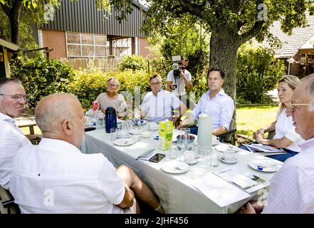 Kelpen-Oler, Niederlande. 18.. Juli 2022. 2022-07-18 12:35:16 KEPLEN-OLER - Premierminister Mark Rutte spricht mit Landwirten in der Peel über die Stickstoff-Pläne während eines Besuchs auf einem Bauernhof. ANP SEM VAN DER WAL netherlands Out - belgium Out Credit: ANP/Alamy Live News Stockfoto