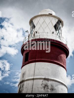 Der legendäre, bonbonbonfarbene Orford Leuchtturm auf Orford Ness, Suffolk. Stockfoto