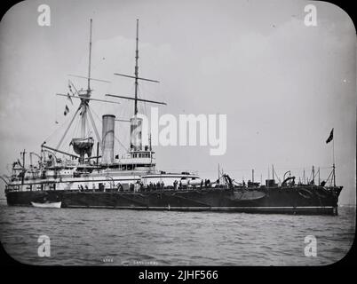 Das neue Schlachtschiff der britischen Marine HMS Sans Pareil HMS Sans Pareil war ein Schlachtschiff der britischen Royal Navy der viktorianischen Zeit, Ihr einziges Schwesterschiff ist die HMS Victoria. Aus einem Artikel "SHIPS OF THE NEW BRITISH NAVY" von W. Laird Clotvcs vom Factory and Industrial Management Magazine Volume 6 1894 Publisher New York [etc.] McGraw-Hill [etc.] Stockfoto