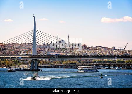 Blick über das Goldene Horn am Tage in Istanbul, Türkei. Stockfoto
