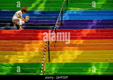 Ein Mädchen malen Regenbogen Treppen in Galatasaray Istanbul, Istanbul, Türkei. Stockfoto