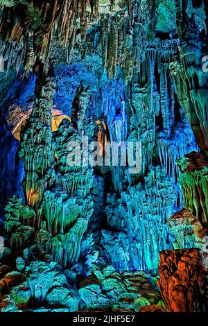 Innenansicht der Schilfflötenhöhle in Guilin, China. Stockfoto