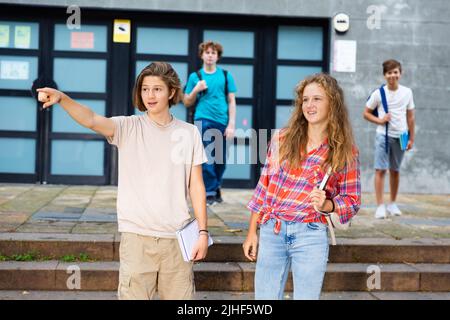 Jugendliche kommen nach dem Schulunterricht nach Hause Stockfoto