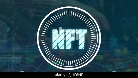 Abbildung des Scannens des Scope mit nft-Text über Datenverarbeitung und verschiedenen Mitarbeitern Stockfoto