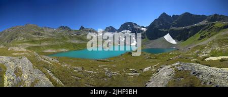 Schöner blauer Bergsee, an den Seiten der Berge erheben sich die Höhe, Panorama. Malerische Landschaft mit klarem blauen Himmel, Kaukasus Natur Reservat
