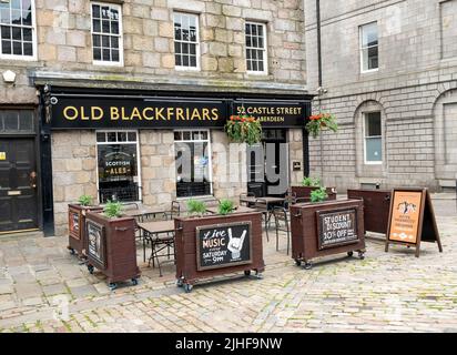 Aberdeen, Schottland, Großbritannien – Juni 26 2022. Das Äußere der Old Blackfriars Taverne in der Stadt Aberdeen, Schottland Stockfoto