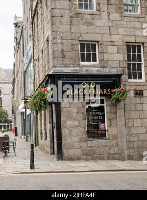 Aberdeen, Schottland, Großbritannien – Juni 26 2022. Das Äußere der Old Blackfriars Taverne in der Stadt Aberdeen, Schottland Stockfoto