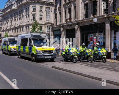 London, UK-14,5.22: Das Motorrad der Londoner Metropolitan Police Traffic Unit blockiert den Verkehr auf dem Oxford Circus, da sich die Demonstration nähert Stockfoto