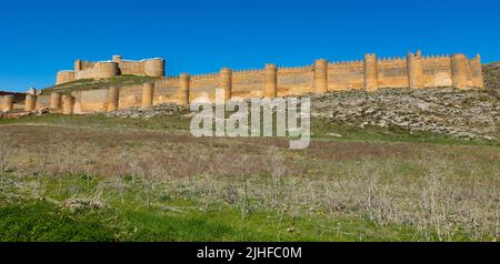Verfallene mittelalterliche Festung von Berlanga de Duero auf einem Hügel, Spanien Stockfoto
