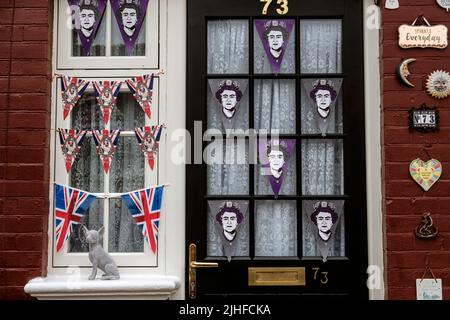 Straßendekorationen und Party auf dem Queens Platinum Jubilee in London im Juni 2022 Stockfoto