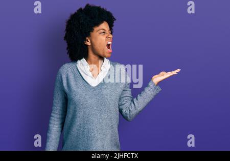 Junge afroamerikanische Frau präsentiert mit offenen Handflächen wütend und wütend Schreien frustriert und wütend, Schreien vor Wut. Wut und aggressive concep Stockfoto