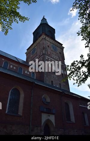 Turku-Kathedrale in Finnland mit vertikalem Himmel Stockfoto