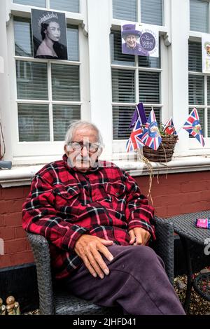 Straßendekorationen und Party auf dem Queens Platinum Jubilee in London im Juni 2022 Stockfoto